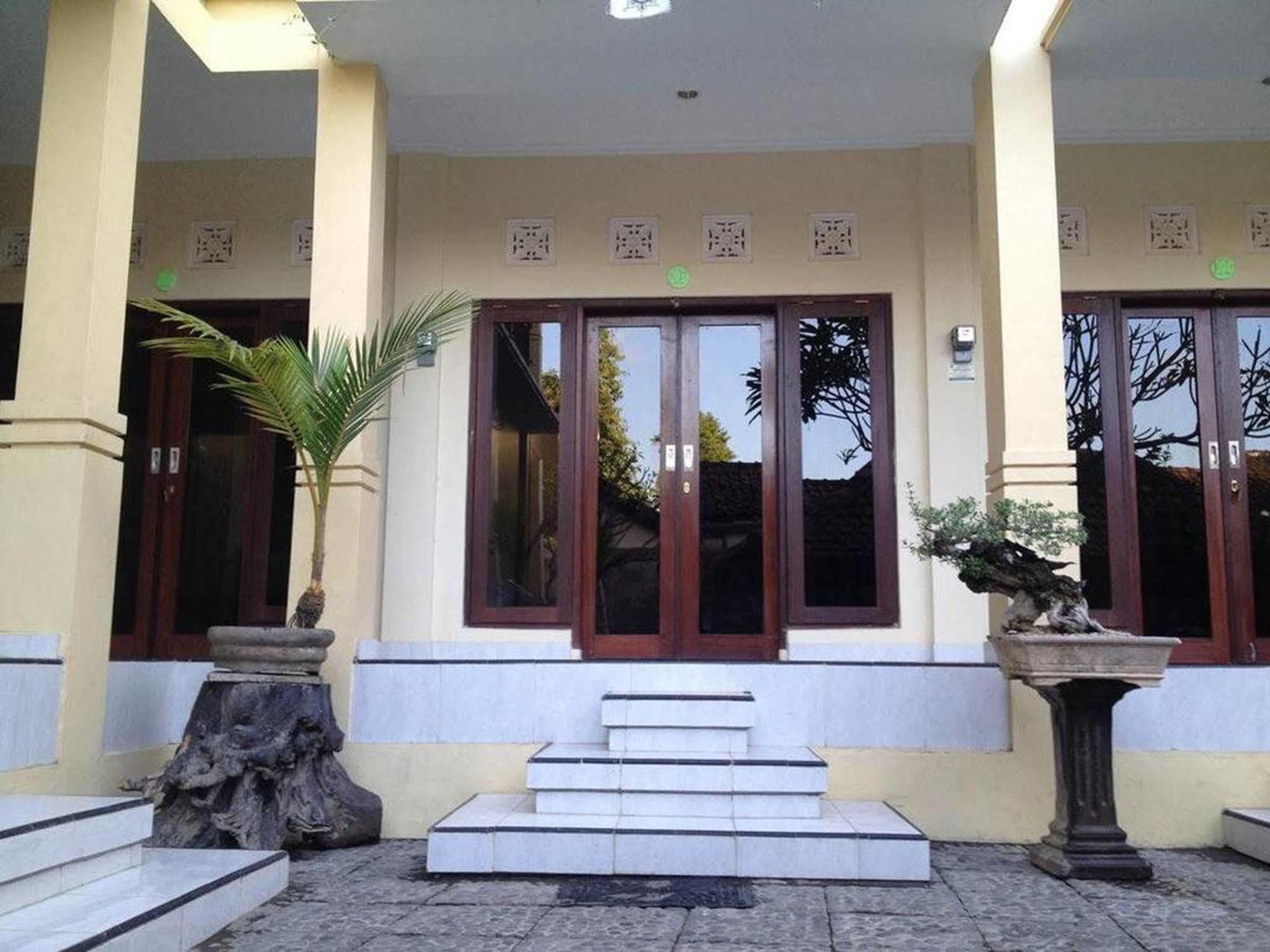 Sari Buana Bed & Breakfast Kuta  Ngoại thất bức ảnh
